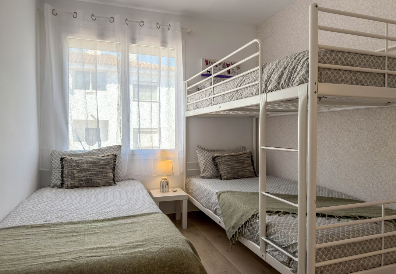 Apartment in L'Escala - Iona